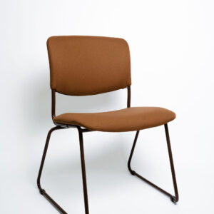 Design Arrojado e Máxima Resistência A Cadeira Jade CJ foi desenvolvida pela Tomberlin para trazer um visual diferenciado aos espaços corporativos e de hospitalidade. Ideal para salões de eventos, convenções e hotéis, ela entrega o equilíbrio perfeito entre uma estética contemporânea e a robustez necessária para o uso intenso diário. Estrutura de Alta Performance Fabricada com estrutura reforçada em aço carbono, a Jade CJ recebe um exclusivo tratamento nanocerâmico e acabamento em pintura eletrostática a pó, garantindo a máxima proteção contra desgastes. Para projetos que demandam peças mais leves, a estrutura pode ser encomendada em alumínio, o que reduz o peso total em cerca de 2 kg. Vale lembrar que cadeiras em alumínio não aceitam o acessório Braço Universitário. Conforto Prolongado Para garantir o conforto dos seus convidados do início ao fim do evento, tanto o assento quanto o encosto são desenvolvidos com espuma injetada e revestimento em tecido 100% poliéster. Armazenamento Inteligente e Diferenciais Tomberlin Empilhamento Seguro: Sistema estrutural inteligente projetado para garantir que as cadeiras sejam empilhadas com total segurança e praticidade na sua operação. Este modelo permite pilhas de até 5 cadeiras. Protetor Lateral: Conta com protetores em plástico injetado nas laterais, criados especificamente para evitar atritos e danos ao empilhamento. Sapatas em Policarbonato: Material altamente resistente a impactos e atritos, garantindo uma vida útil prolongada ao móvel e protegendo o piso do seu estabelecimento.