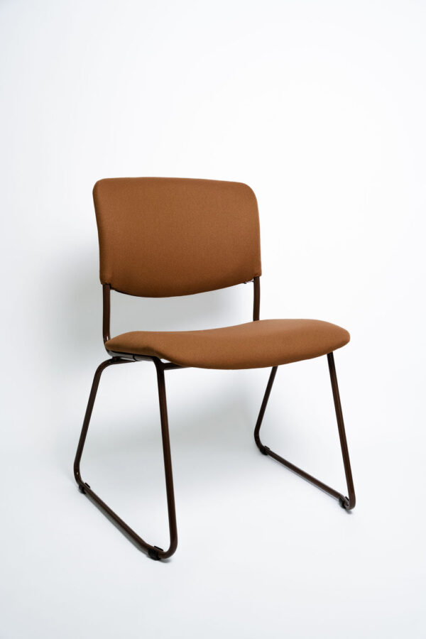 Design Arrojado e Máxima Resistência A Cadeira Jade CJ foi desenvolvida pela Tomberlin para trazer um visual diferenciado aos espaços corporativos e de hospitalidade. Ideal para salões de eventos, convenções e hotéis, ela entrega o equilíbrio perfeito entre uma estética contemporânea e a robustez necessária para o uso intenso diário. Estrutura de Alta Performance Fabricada com estrutura reforçada em aço carbono, a Jade CJ recebe um exclusivo tratamento nanocerâmico e acabamento em pintura eletrostática a pó, garantindo a máxima proteção contra desgastes. Para projetos que demandam peças mais leves, a estrutura pode ser encomendada em alumínio, o que reduz o peso total em cerca de 2 kg. Vale lembrar que cadeiras em alumínio não aceitam o acessório Braço Universitário. Conforto Prolongado Para garantir o conforto dos seus convidados do início ao fim do evento, tanto o assento quanto o encosto são desenvolvidos com espuma injetada e revestimento em tecido 100% poliéster. Armazenamento Inteligente e Diferenciais Tomberlin Empilhamento Seguro: Sistema estrutural inteligente projetado para garantir que as cadeiras sejam empilhadas com total segurança e praticidade na sua operação. Este modelo permite pilhas de até 5 cadeiras. Protetor Lateral: Conta com protetores em plástico injetado nas laterais, criados especificamente para evitar atritos e danos ao empilhamento. Sapatas em Policarbonato: Material altamente resistente a impactos e atritos, garantindo uma vida útil prolongada ao móvel e protegendo o piso do seu estabelecimento.