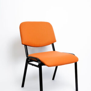 Design Moderno e Alta Resistência A Cadeira Prisma CP se destaca pelo seu chassi em Tubo Oblongo, um detalhe estrutural que confere um design mais moderno e elegante em relação aos tubos tradicionais. Projetada pela Tomberlin para suportar a rotina intensa de salões de eventos, auditórios e hotéis, ela é a escolha perfeita para quem busca sofisticação e durabilidade em um só produto. Estrutura de Alta Performance Fabricada com estrutura reforçada em aço carbono , a Prisma CP recebe um exclusivo tratamento nanocerâmico e acabamento em pintura eletrostática a pó, garantindo máxima proteção contra oxidação e arranhões. Caso o seu projeto necessite de peças mais leves para facilitar a montagem dos salões, a estrutura pode ser encomendada em alumínio , o que reduz o peso da peça em cerca de 2 kg (nota: cadeiras em alumínio não aceitam o acessório Braço Universitário ). Conforto Prolongado Para garantir o bem-estar dos convidados, o assento e o encosto são desenvolvidos com espuma injetada e revestidos em tecido 100% poliéster. Armazenamento Inteligente e Diferenciais Tomberlin Empilhamento Seguro: Sistema estrutural projetado para garantir que até 10 cadeiras sejam empilhadas com total segurança e praticidade. Protetor Lateral: Conta com protetores em plástico injetado nas laterais, criados especificamente para evitar atritos e danos ao chassi durante o empilhamento. Sapatas em Policarbonato: Material altamente resistente a impactos, garantindo uma vida útil prolongada ao móvel e protegendo o piso do seu estabelecimento.