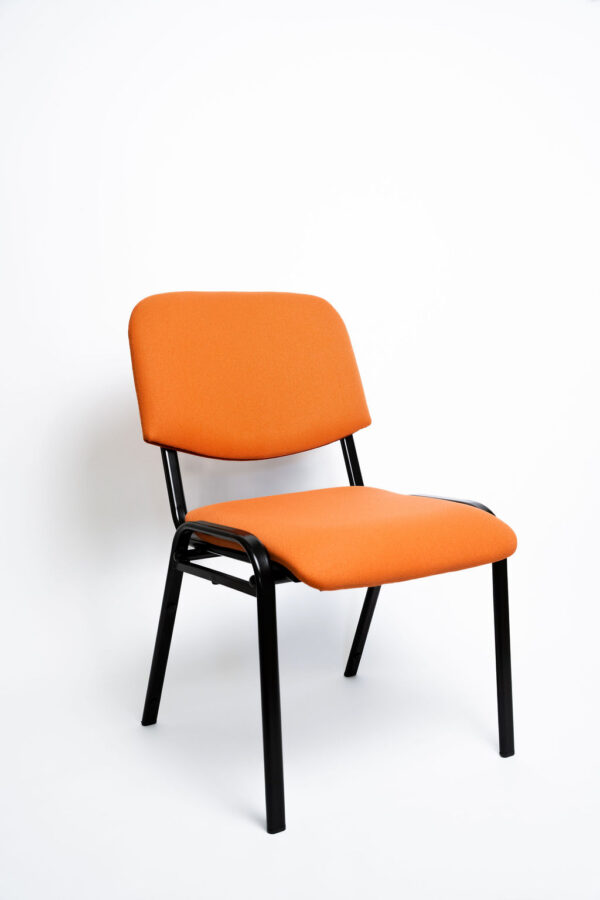 Design Moderno e Alta Resistência A Cadeira Prisma CP se destaca pelo seu chassi em Tubo Oblongo, um detalhe estrutural que confere um design mais moderno e elegante em relação aos tubos tradicionais. Projetada pela Tomberlin para suportar a rotina intensa de salões de eventos, auditórios e hotéis, ela é a escolha perfeita para quem busca sofisticação e durabilidade em um só produto. Estrutura de Alta Performance Fabricada com estrutura reforçada em aço carbono , a Prisma CP recebe um exclusivo tratamento nanocerâmico e acabamento em pintura eletrostática a pó, garantindo máxima proteção contra oxidação e arranhões. Caso o seu projeto necessite de peças mais leves para facilitar a montagem dos salões, a estrutura pode ser encomendada em alumínio , o que reduz o peso da peça em cerca de 2 kg (nota: cadeiras em alumínio não aceitam o acessório Braço Universitário ). Conforto Prolongado Para garantir o bem-estar dos convidados, o assento e o encosto são desenvolvidos com espuma injetada e revestidos em tecido 100% poliéster. Armazenamento Inteligente e Diferenciais Tomberlin Empilhamento Seguro: Sistema estrutural projetado para garantir que até 10 cadeiras sejam empilhadas com total segurança e praticidade. Protetor Lateral: Conta com protetores em plástico injetado nas laterais, criados especificamente para evitar atritos e danos ao chassi durante o empilhamento. Sapatas em Policarbonato: Material altamente resistente a impactos, garantindo uma vida útil prolongada ao móvel e protegendo o piso do seu estabelecimento.