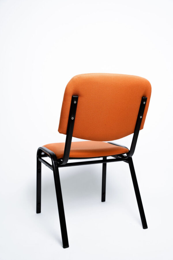 Design Moderno e Alta Resistência A Cadeira Prisma CP se destaca pelo seu chassi em Tubo Oblongo, um detalhe estrutural que confere um design mais moderno e elegante em relação aos tubos tradicionais. Projetada pela Tomberlin para suportar a rotina intensa de salões de eventos, auditórios e hotéis, ela é a escolha perfeita para quem busca sofisticação e durabilidade em um só produto. Estrutura de Alta Performance Fabricada com estrutura reforçada em aço carbono , a Prisma CP recebe um exclusivo tratamento nanocerâmico e acabamento em pintura eletrostática a pó, garantindo máxima proteção contra oxidação e arranhões. Caso o seu projeto necessite de peças mais leves para facilitar a montagem dos salões, a estrutura pode ser encomendada em alumínio , o que reduz o peso da peça em cerca de 2 kg (nota: cadeiras em alumínio não aceitam o acessório Braço Universitário ). Conforto Prolongado Para garantir o bem-estar dos convidados, o assento e o encosto são desenvolvidos com espuma injetada e revestidos em tecido 100% poliéster. Armazenamento Inteligente e Diferenciais Tomberlin Empilhamento Seguro: Sistema estrutural projetado para garantir que até 10 cadeiras sejam empilhadas com total segurança e praticidade. Protetor Lateral: Conta com protetores em plástico injetado nas laterais, criados especificamente para evitar atritos e danos ao chassi durante o empilhamento. Sapatas em Policarbonato: Material altamente resistente a impactos, garantindo uma vida útil prolongada ao móvel e protegendo o piso do seu estabelecimento.