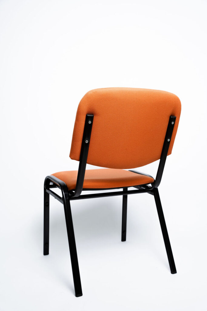 Design Moderno e Alta Resistência A Cadeira Prisma CP se destaca pelo seu chassi em Tubo Oblongo, um detalhe estrutural que confere um design mais moderno e elegante em relação aos tubos tradicionais. Projetada pela Tomberlin para suportar a rotina intensa de salões de eventos, auditórios e hotéis, ela é a escolha perfeita para quem busca sofisticação e durabilidade em um só produto. Estrutura de Alta Performance Fabricada com estrutura reforçada em aço carbono , a Prisma CP recebe um exclusivo tratamento nanocerâmico e acabamento em pintura eletrostática a pó, garantindo máxima proteção contra oxidação e arranhões. Caso o seu projeto necessite de peças mais leves para facilitar a montagem dos salões, a estrutura pode ser encomendada em alumínio , o que reduz o peso da peça em cerca de 2 kg (nota: cadeiras em alumínio não aceitam o acessório Braço Universitário ). Conforto Prolongado Para garantir o bem-estar dos convidados, o assento e o encosto são desenvolvidos com espuma injetada e revestidos em tecido 100% poliéster. Armazenamento Inteligente e Diferenciais Tomberlin Empilhamento Seguro: Sistema estrutural projetado para garantir que até 10 cadeiras sejam empilhadas com total segurança e praticidade. Protetor Lateral: Conta com protetores em plástico injetado nas laterais, criados especificamente para evitar atritos e danos ao chassi durante o empilhamento. Sapatas em Policarbonato: Material altamente resistente a impactos, garantindo uma vida útil prolongada ao móvel e protegendo o piso do seu estabelecimento.