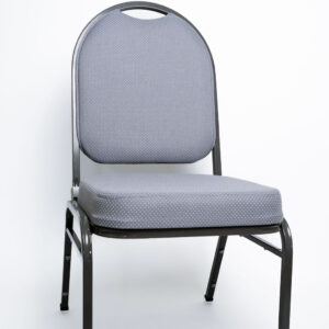 O Nível Máximo de Conforto para o seu Evento A linha Arco Confort (modelos CAP-SC e CAP-C) foi desenvolvida pela Tomberlin para espaços que não abrem mão do bem-estar extremo de seus convidados. Disponível em duas opções de medidas, esta linha é o investimento ideal para auditórios, convenções longas e hotelaria de alto padrão. Diferencial Ergonômico: Espuma de Alta Densidade O grande destaque dos modelos Arco Confort está na sua estofaria premium. O encosto é fabricado com espuma laminada D28, enquanto o assento conta com a super-resistente espuma laminada D45, garantindo uma experiência de uso extremamente confortável mesmo após horas de evento. Estrutura de Alta Performance Fabricada com estrutura reforçada em aço carbono, a cadeira recebe o exclusivo tratamento nanocerâmico e acabamento em pintura eletrostática a pó. Esses processos garantem proteção superior contra o desgaste contínuo. Caso o seu projeto exija maior leveza, a estrutura pode ser encomendada em alumínio, reduzindo o peso total da peça em cerca de 2 kg. Armazenamento Inteligente e Diferenciais Tomberlin Empilhamento Seguro: Sistema estrutural inteligente que permite empilhar até 10 unidades com total estabilidade e segurança. Protetor Lateral: Protetores em plástico injetado nas laterais, desenhados para evitar arranhões e danos ao chassi durante o empilhamento. Sapatas em Policarbonato: Material altamente resistente a impactos e atritos diários, protegendo o piso do seu salão e aumentando a vida útil do móvel. Variações: 2 opções de medidas disponíveis