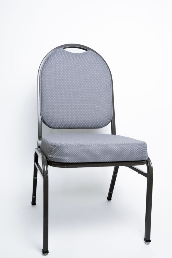 O Nível Máximo de Conforto para o seu Evento A linha Arco Confort (modelos CAP-SC e CAP-C) foi desenvolvida pela Tomberlin para espaços que não abrem mão do bem-estar extremo de seus convidados. Disponível em duas opções de medidas, esta linha é o investimento ideal para auditórios, convenções longas e hotelaria de alto padrão. Diferencial Ergonômico: Espuma de Alta Densidade O grande destaque dos modelos Arco Confort está na sua estofaria premium. O encosto é fabricado com espuma laminada D28, enquanto o assento conta com a super-resistente espuma laminada D45, garantindo uma experiência de uso extremamente confortável mesmo após horas de evento. Estrutura de Alta Performance Fabricada com estrutura reforçada em aço carbono, a cadeira recebe o exclusivo tratamento nanocerâmico e acabamento em pintura eletrostática a pó. Esses processos garantem proteção superior contra o desgaste contínuo. Caso o seu projeto exija maior leveza, a estrutura pode ser encomendada em alumínio, reduzindo o peso total da peça em cerca de 2 kg. Armazenamento Inteligente e Diferenciais Tomberlin Empilhamento Seguro: Sistema estrutural inteligente que permite empilhar até 10 unidades com total estabilidade e segurança. Protetor Lateral: Protetores em plástico injetado nas laterais, desenhados para evitar arranhões e danos ao chassi durante o empilhamento. Sapatas em Policarbonato: Material altamente resistente a impactos e atritos diários, protegendo o piso do seu salão e aumentando a vida útil do móvel. Variações: 2 opções de medidas disponíveis