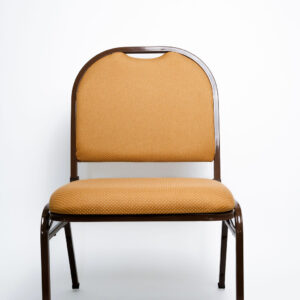 Espaço e Conforto Superiores para o seu Evento A Cadeira Arco Large (modelo CAP-OB) foi desenvolvida pela Tomberlin para espaços que buscam oferecer uma experiência de assento mais ampla e confortável para seus convidados. Ideal para longas jornadas em convenções, auditórios e hotelaria de alto padrão. Diferencial Ergonômico: Espuma de Alta Densidade Para garantir o máximo de conforto do início ao fim do evento, a Arco Large conta com uma estofaria premium: o encosto é fabricado com espuma laminada D28, enquanto o assento é equipado com a super-resistente espuma laminada D45. O revestimento padrão é em tecido 100% poliéster. Estrutura de Alta Performance Fabricada como padrão com estrutura reforçada em aço carbono, a cadeira recebe o exclusivo tratamento nanocerâmico e acabamento em pintura eletrostática a pó. Esses processos garantem extrema proteção contra o desgaste contínuo. Caso a sua operação exija peças mais leves para o manuseio, a estrutura pode ser encomendada em alumínio, o que reduz o peso da cadeira em cerca de 2 kg (nota: cadeiras em alumínio não aceitam o acessório Braço Universitário). Armazenamento Inteligente e Diferenciais Tomberlin Empilhamento Seguro: Sistema estrutural inteligente que garante um grande número de cadeiras empilhadas com segurança e praticidade. Este modelo permite o empilhamento seguro de até 10 unidades. Protetor Lateral: Todos os modelos de cadeiras possuem protetores laterais em plástico injetado, desenhados para evitar danos e arranhões no chassi durante o processo de empilhamento. Sapatas em Policarbonato: O policarbonato é um material mais resistente a atritos e impactos, garantindo mais durabilidade à peça e protegendo o piso do seu salão.