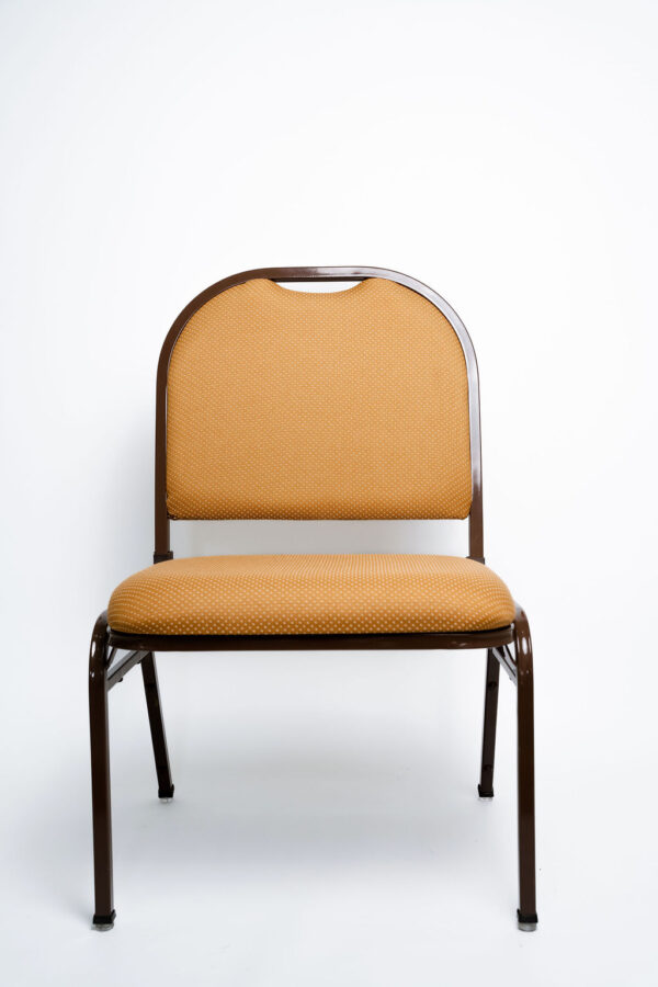 Espaço e Conforto Superiores para o seu Evento A Cadeira Arco Large (modelo CAP-OB) foi desenvolvida pela Tomberlin para espaços que buscam oferecer uma experiência de assento mais ampla e confortável para seus convidados. Ideal para longas jornadas em convenções, auditórios e hotelaria de alto padrão. Diferencial Ergonômico: Espuma de Alta Densidade Para garantir o máximo de conforto do início ao fim do evento, a Arco Large conta com uma estofaria premium: o encosto é fabricado com espuma laminada D28, enquanto o assento é equipado com a super-resistente espuma laminada D45. O revestimento padrão é em tecido 100% poliéster. Estrutura de Alta Performance Fabricada como padrão com estrutura reforçada em aço carbono, a cadeira recebe o exclusivo tratamento nanocerâmico e acabamento em pintura eletrostática a pó. Esses processos garantem extrema proteção contra o desgaste contínuo. Caso a sua operação exija peças mais leves para o manuseio, a estrutura pode ser encomendada em alumínio, o que reduz o peso da cadeira em cerca de 2 kg (nota: cadeiras em alumínio não aceitam o acessório Braço Universitário). Armazenamento Inteligente e Diferenciais Tomberlin Empilhamento Seguro: Sistema estrutural inteligente que garante um grande número de cadeiras empilhadas com segurança e praticidade. Este modelo permite o empilhamento seguro de até 10 unidades. Protetor Lateral: Todos os modelos de cadeiras possuem protetores laterais em plástico injetado, desenhados para evitar danos e arranhões no chassi durante o processo de empilhamento. Sapatas em Policarbonato: O policarbonato é um material mais resistente a atritos e impactos, garantindo mais durabilidade à peça e protegendo o piso do seu salão.