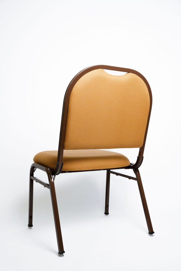 Espaço e Conforto Superiores para o seu Evento A Cadeira Arco Large (modelo CAP-OB) foi desenvolvida pela Tomberlin para espaços que buscam oferecer uma experiência de assento mais ampla e confortável para seus convidados. Ideal para longas jornadas em convenções, auditórios e hotelaria de alto padrão. Diferencial Ergonômico: Espuma de Alta Densidade Para garantir o máximo de conforto do início ao fim do evento, a Arco Large conta com uma estofaria premium: o encosto é fabricado com espuma laminada D28, enquanto o assento é equipado com a super-resistente espuma laminada D45. O revestimento padrão é em tecido 100% poliéster. Estrutura de Alta Performance Fabricada como padrão com estrutura reforçada em aço carbono, a cadeira recebe o exclusivo tratamento nanocerâmico e acabamento em pintura eletrostática a pó. Esses processos garantem extrema proteção contra o desgaste contínuo. Caso a sua operação exija peças mais leves para o manuseio, a estrutura pode ser encomendada em alumínio, o que reduz o peso da cadeira em cerca de 2 kg (nota: cadeiras em alumínio não aceitam o acessório Braço Universitário). Armazenamento Inteligente e Diferenciais Tomberlin Empilhamento Seguro: Sistema estrutural inteligente que garante um grande número de cadeiras empilhadas com segurança e praticidade. Este modelo permite o empilhamento seguro de até 10 unidades. Protetor Lateral: Todos os modelos de cadeiras possuem protetores laterais em plástico injetado, desenhados para evitar danos e arranhões no chassi durante o processo de empilhamento. Sapatas em Policarbonato: O policarbonato é um material mais resistente a atritos e impactos, garantindo mais durabilidade à peça e protegendo o piso do seu salão.