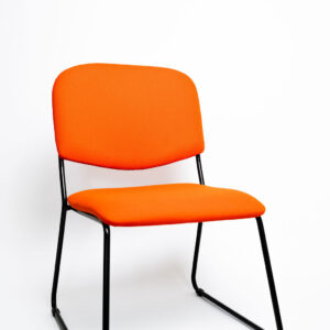 Design Diferenciado e Conforto para Grandes Eventos A Cadeira Mimi CM apresenta uma estrutura com visual moderno e arrojado, ideal para salões de eventos, hotéis e auditórios que buscam fugir do tradicional sem abrir mão da durabilidade. Ela é a escolha perfeita para agregar estética e ergonomia ao seu espaço. Estrutura de Alta Performance Fabricada como padrão com uma estrutura reforçada em aço carbono , a cadeira Mimi CM recebe o exclusivo tratamento nanocerâmico e acabamento em pintura eletrostática a pó. Isso garante proteção máxima contra o desgaste do uso contínuo. Caso a operação exija peças mais leves, a estrutura pode ser fabricada em alumínio, reduzindo o peso em cerca de 2 kg (nota: cadeiras em alumínio não aceitam o acessório Braço Universitário ). Ergonomia e Conforto Prolongado Para garantir que os convidados tenham a melhor experiência, tanto o assento quanto o encosto são desenvolvidos com espuma injetada e revestimento em tecido 100% poliéster. Armazenamento Inteligente e Diferenciais Tomberlin Empilhamento Seguro: O sistema estrutural inteligente permite o empilhamento prático e seguro de até 5 cadeiras. Protetor Lateral: Todos os modelos de cadeiras possuem protetores em plástico injetado nas laterais, desenhados para evitar danos e arranhões no chassi durante o empilhamento. Sapatas em Policarbonato: O policarbonato é mais resistente a atritos e impactos, protegendo o piso e garantindo maior durabilidade à peça.