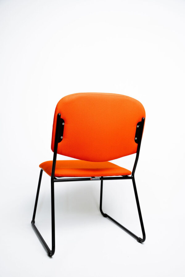 Design Diferenciado e Conforto para Grandes Eventos A Cadeira Mimi CM apresenta uma estrutura com visual moderno e arrojado, ideal para salões de eventos, hotéis e auditórios que buscam fugir do tradicional sem abrir mão da durabilidade. Ela é a escolha perfeita para agregar estética e ergonomia ao seu espaço. Estrutura de Alta Performance Fabricada como padrão com uma estrutura reforçada em aço carbono , a cadeira Mimi CM recebe o exclusivo tratamento nanocerâmico e acabamento em pintura eletrostática a pó. Isso garante proteção máxima contra o desgaste do uso contínuo. Caso a operação exija peças mais leves, a estrutura pode ser fabricada em alumínio, reduzindo o peso em cerca de 2 kg (nota: cadeiras em alumínio não aceitam o acessório Braço Universitário ). Ergonomia e Conforto Prolongado Para garantir que os convidados tenham a melhor experiência, tanto o assento quanto o encosto são desenvolvidos com espuma injetada e revestimento em tecido 100% poliéster. Armazenamento Inteligente e Diferenciais Tomberlin Empilhamento Seguro: O sistema estrutural inteligente permite o empilhamento prático e seguro de até 5 cadeiras. Protetor Lateral: Todos os modelos de cadeiras possuem protetores em plástico injetado nas laterais, desenhados para evitar danos e arranhões no chassi durante o empilhamento. Sapatas em Policarbonato: O policarbonato é mais resistente a atritos e impactos, protegendo o piso e garantindo maior durabilidade à peça.