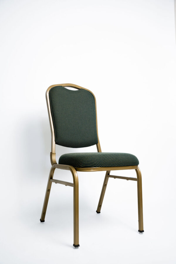 Design Exclusivo e Máxima Resistência A Cadeira Diamond CD traz linhas diferenciadas no encosto, agregando sofisticação e estilo para salões de eventos, convenções e hotéis. Desenvolvida pela Tomberlin, ela entrega o equilíbrio perfeito entre uma estética premium e a robustez necessária para o uso intenso diário. Estrutura de Alta Performance Fabricada com estrutura reforçada em aço carbono , a Diamond CD recebe um exclusivo tratamento nanocerâmico e acabamento em pintura eletrostática a pó, garantindo a máxima proteção contra desgastes e arranhões. Para projetos que demandam peças mais leves, a estrutura pode ser encomendada em alumínio, o que reduz o peso total em cerca de 2 kg. Conforto Prolongado Para garantir o conforto dos seus convidados do início ao fim do evento, tanto o assento quanto o encosto são desenvolvidos com espuma injetada e revestimento em tecido 100% poliéster. Armazenamento Inteligente e Diferenciais Tomberlin Empilhamento Seguro: Sistema estrutural projetado para garantir que um grande número de cadeiras seja empilhado com total segurança e praticidade na sua operação. Protetor Lateral: Conta com protetores em plástico injetado nas laterais, criados especificamente para evitar atritos e danos ao chassi durante o empilhamento. Sapatas em Policarbonato: Material altamente resistente a impactos, garantindo uma vida útil prolongada ao móvel e protegendo o piso do seu estabelecimento.