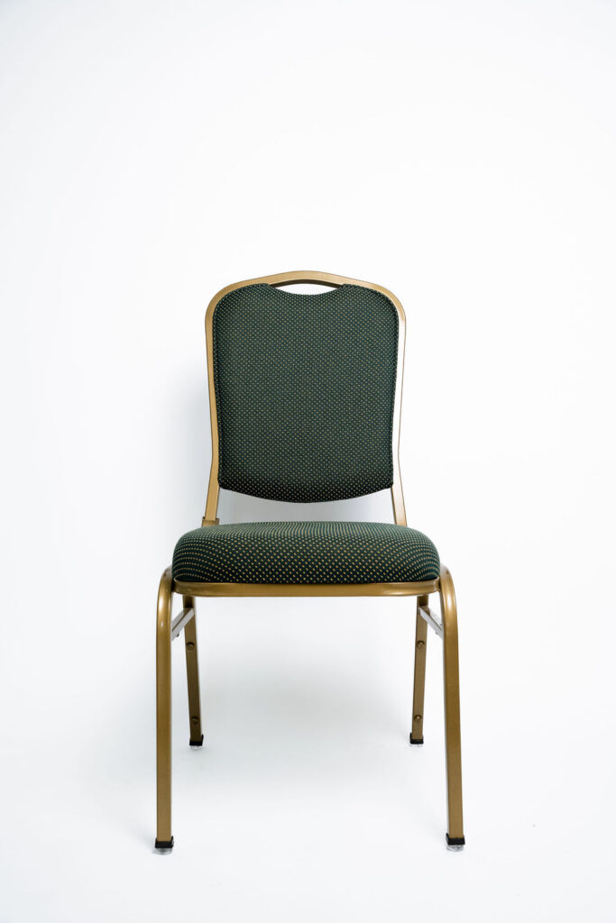 Design Exclusivo e Máxima Resistência A Cadeira Diamond CD traz linhas diferenciadas no encosto, agregando sofisticação e estilo para salões de eventos, convenções e hotéis. Desenvolvida pela Tomberlin, ela entrega o equilíbrio perfeito entre uma estética premium e a robustez necessária para o uso intenso diário. Estrutura de Alta Performance Fabricada com estrutura reforçada em aço carbono , a Diamond CD recebe um exclusivo tratamento nanocerâmico e acabamento em pintura eletrostática a pó, garantindo a máxima proteção contra desgastes e arranhões. Para projetos que demandam peças mais leves, a estrutura pode ser encomendada em alumínio, o que reduz o peso total em cerca de 2 kg. Conforto Prolongado Para garantir o conforto dos seus convidados do início ao fim do evento, tanto o assento quanto o encosto são desenvolvidos com espuma injetada e revestimento em tecido 100% poliéster. Armazenamento Inteligente e Diferenciais Tomberlin Empilhamento Seguro: Sistema estrutural projetado para garantir que um grande número de cadeiras seja empilhado com total segurança e praticidade na sua operação. Protetor Lateral: Conta com protetores em plástico injetado nas laterais, criados especificamente para evitar atritos e danos ao chassi durante o empilhamento. Sapatas em Policarbonato: Material altamente resistente a impactos, garantindo uma vida útil prolongada ao móvel e protegendo o piso do seu estabelecimento.