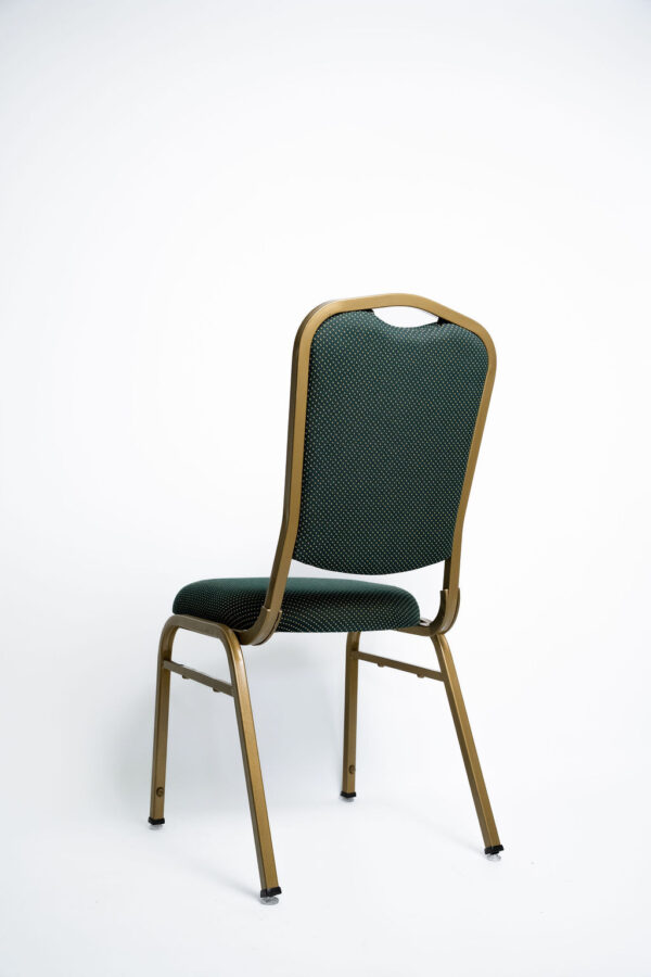 Design Exclusivo e Máxima Resistência A Cadeira Diamond CD traz linhas diferenciadas no encosto, agregando sofisticação e estilo para salões de eventos, convenções e hotéis. Desenvolvida pela Tomberlin, ela entrega o equilíbrio perfeito entre uma estética premium e a robustez necessária para o uso intenso diário. Estrutura de Alta Performance Fabricada com estrutura reforçada em aço carbono , a Diamond CD recebe um exclusivo tratamento nanocerâmico e acabamento em pintura eletrostática a pó, garantindo a máxima proteção contra desgastes e arranhões. Para projetos que demandam peças mais leves, a estrutura pode ser encomendada em alumínio, o que reduz o peso total em cerca de 2 kg. Conforto Prolongado Para garantir o conforto dos seus convidados do início ao fim do evento, tanto o assento quanto o encosto são desenvolvidos com espuma injetada e revestimento em tecido 100% poliéster. Armazenamento Inteligente e Diferenciais Tomberlin Empilhamento Seguro: Sistema estrutural projetado para garantir que um grande número de cadeiras seja empilhado com total segurança e praticidade na sua operação. Protetor Lateral: Conta com protetores em plástico injetado nas laterais, criados especificamente para evitar atritos e danos ao chassi durante o empilhamento. Sapatas em Policarbonato: Material altamente resistente a impactos, garantindo uma vida útil prolongada ao móvel e protegendo o piso do seu estabelecimento.