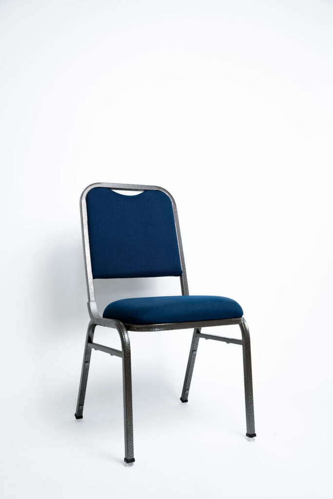 Design Geométrico e Alta Resistência A Cadeira Quadrada CQP traz um encosto com linhas mais retas e modernas, sem abrir mão da robustez que é marca registrada da Tomberlin. Projetada para o uso intenso em hotéis e salões de eventos, ela é o investimento certo para quem busca durabilidade e um visual elegante.Estrutura de Alta Performance Fabricada como padrão em aço carbono , a estrutura da cadeira recebe um exclusivo tratamento nanocerâmico e acabamento em pintura eletrostática a pó, garantindo máxima proteção contra o desgaste do uso contínuo. Caso o seu projeto exija ainda mais leveza, a estrutura pode ser substituída por alumínio, reduzindo o peso da peça em cerca de 2 kg.Conforto Prolongado Para garantir o bem-estar dos convidados em eventos longos, o assento e o encosto são produzidos com espuma injetada e revestidos com tecido 100% poliéster.