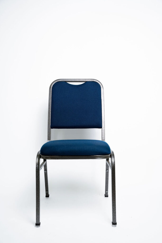 Design Geométrico e Alta Resistência A Cadeira Quadrada CQP traz um encosto com linhas mais retas e modernas, sem abrir mão da robustez que é marca registrada da Tomberlin. Projetada para o uso intenso em hotéis e salões de eventos, ela é o investimento certo para quem busca durabilidade e um visual elegante.Estrutura de Alta Performance Fabricada como padrão em aço carbono , a estrutura da cadeira recebe um exclusivo tratamento nanocerâmico e acabamento em pintura eletrostática a pó, garantindo máxima proteção contra o desgaste do uso contínuo. Caso o seu projeto exija ainda mais leveza, a estrutura pode ser substituída por alumínio, reduzindo o peso da peça em cerca de 2 kg.Conforto Prolongado Para garantir o bem-estar dos convidados em eventos longos, o assento e o encosto são produzidos com espuma injetada e revestidos com tecido 100% poliéster.