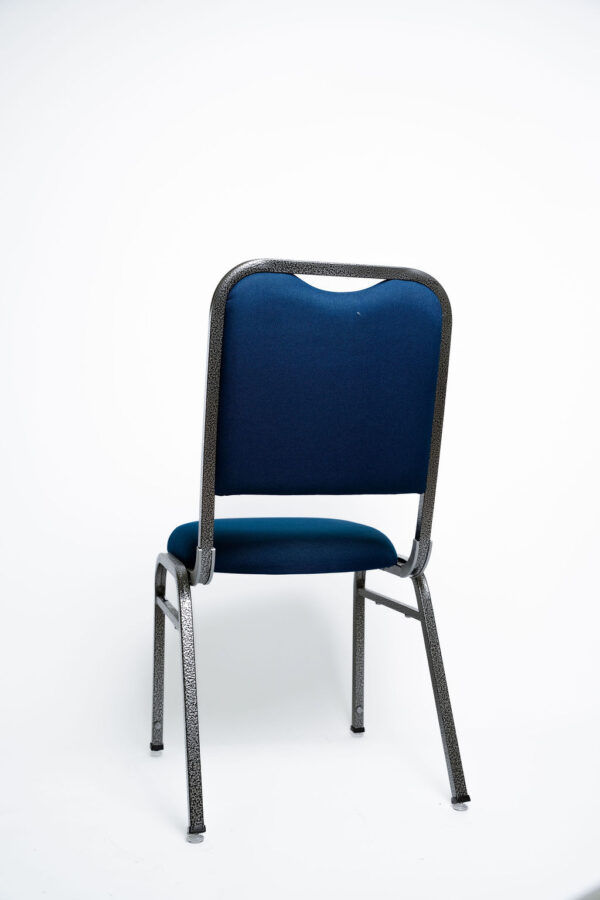 Design Geométrico e Alta Resistência A Cadeira Quadrada CQP traz um encosto com linhas mais retas e modernas, sem abrir mão da robustez que é marca registrada da Tomberlin. Projetada para o uso intenso em hotéis e salões de eventos, ela é o investimento certo para quem busca durabilidade e um visual elegante.Estrutura de Alta Performance Fabricada como padrão em aço carbono , a estrutura da cadeira recebe um exclusivo tratamento nanocerâmico e acabamento em pintura eletrostática a pó, garantindo máxima proteção contra o desgaste do uso contínuo. Caso o seu projeto exija ainda mais leveza, a estrutura pode ser substituída por alumínio, reduzindo o peso da peça em cerca de 2 kg.Conforto Prolongado Para garantir o bem-estar dos convidados em eventos longos, o assento e o encosto são produzidos com espuma injetada e revestidos com tecido 100% poliéster.