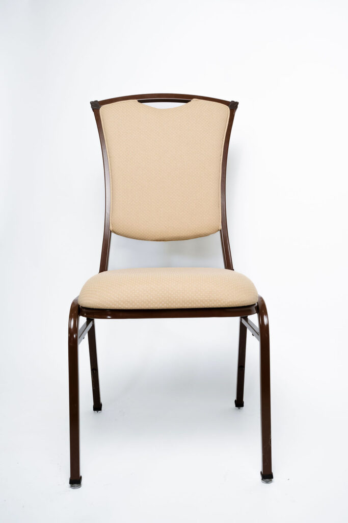 Sofisticação e Robustez para Grandes Eventos A Cadeira Safira CF da Tomberlin foi projetada para atender às altas exigências do mercado de hotéis e eventos. Com um design elegante, ela garante não apenas o conforto visual e físico dos convidados, mas também um excelente retorno sobre o investimento devido à sua durabilidade superior ao tempo. Estrutura de Alta Performance Fabricada com estrutura reforçada em aço carbono , a cadeira recebe um exclusivo tratamento nanocerâmico e acabamento em pintura eletrostática a pó. Esses processos garantem máxima proteção contra o desgaste diário. Para projetos que exigem maior leveza no manuseio, a estrutura padrão em aço carbono pode ser substituída por alumínio , o que reduz o peso da peça em média 2 kg. Conforto Prolongado Pensando no bem-estar durante palestras, casamentos e convenções, o assento e o encosto são desenvolvidos com espuma injetada e revestidos em tecido 100% poliéster. Armazenamento Inteligente e Diferenciais Tomberlin Empilhamento Seguro: Sistema inteligente que garante um grande número de cadeiras empilhadas com segurança e praticidade , permitindo pilhas de até 10 unidades para este modelo. Protetor Lateral: Todos os modelos possuem protetores em plástico injetado nas laterais , desenhados especificamente para evitar danos no empilhamento. Sapatas em Policarbonato: O policarbonato é mais resistente a atritos e impactos , garantindo mais durabilidade à peça.