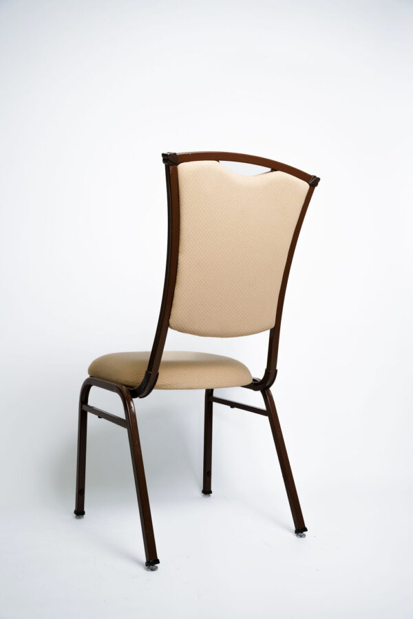 Sofisticação e Robustez para Grandes Eventos A Cadeira Safira CF da Tomberlin foi projetada para atender às altas exigências do mercado de hotéis e eventos. Com um design elegante, ela garante não apenas o conforto visual e físico dos convidados, mas também um excelente retorno sobre o investimento devido à sua durabilidade superior ao tempo. Estrutura de Alta Performance Fabricada com estrutura reforçada em aço carbono , a cadeira recebe um exclusivo tratamento nanocerâmico e acabamento em pintura eletrostática a pó. Esses processos garantem máxima proteção contra o desgaste diário. Para projetos que exigem maior leveza no manuseio, a estrutura padrão em aço carbono pode ser substituída por alumínio , o que reduz o peso da peça em média 2 kg. Conforto Prolongado Pensando no bem-estar durante palestras, casamentos e convenções, o assento e o encosto são desenvolvidos com espuma injetada e revestidos em tecido 100% poliéster. Armazenamento Inteligente e Diferenciais Tomberlin Empilhamento Seguro: Sistema inteligente que garante um grande número de cadeiras empilhadas com segurança e praticidade , permitindo pilhas de até 10 unidades para este modelo. Protetor Lateral: Todos os modelos possuem protetores em plástico injetado nas laterais , desenhados especificamente para evitar danos no empilhamento. Sapatas em Policarbonato: O policarbonato é mais resistente a atritos e impactos , garantindo mais durabilidade à peça.