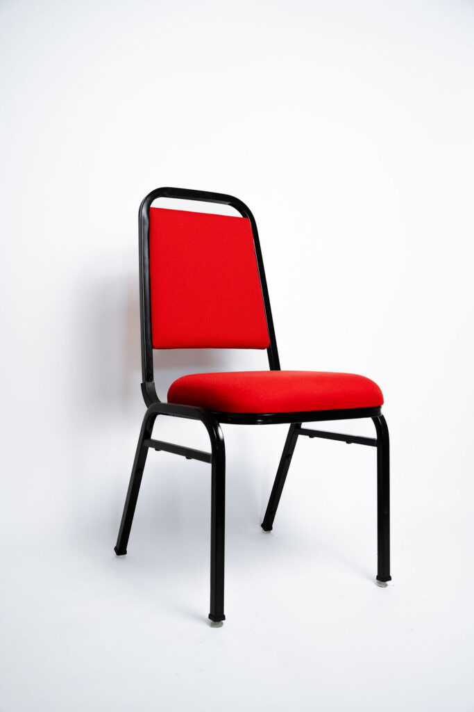 A Cadeira Standart CS da Tomberlin oferece o melhor custo-benefício para eventos e hotelaria. Estrutura em aço carbono, empilhamento seguro e sapatas em policarbonato.Descrição do ProdutoResistência e Praticidade para o seu NegócioA Cadeira Standart CS é a escolha inteligente para quem busca um equipamento robusto e de longa vida útil para salões de eventos e hotéis. Seu design clássico e funcional foi rigorosamente pensado para otimizar a operação diária do seu espaço.Estrutura de Alta Performance Como padrão, a cadeira é fabricada com estrutura reforçada em aço carbono, recebendo um exclusivo tratamento nanocerâmico. O acabamento é feito com pintura eletrostática a pó, oferecendo uma camada extra de proteção contra o desgaste. Caso haja necessidade, a estrutura pode ser fabricada em alumínio (sob consulta), o que reduz o peso da peça em cerca de 2 kg.Ergonomia e Conforto Pensando em eventos de longa duração, tanto o assento quanto o encosto são desenvolvidos com espuma injetada e revestidos em tecido 100% poliéster.