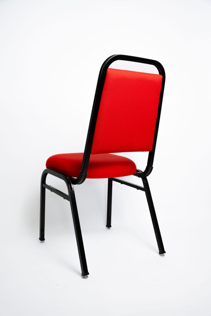 A Cadeira Standart CS da Tomberlin oferece o melhor custo-benefício para eventos e hotelaria. Estrutura em aço carbono, empilhamento seguro e sapatas em policarbonato.Descrição do ProdutoResistência e Praticidade para o seu NegócioA Cadeira Standart CS é a escolha inteligente para quem busca um equipamento robusto e de longa vida útil para salões de eventos e hotéis. Seu design clássico e funcional foi rigorosamente pensado para otimizar a operação diária do seu espaço.Estrutura de Alta Performance Como padrão, a cadeira é fabricada com estrutura reforçada em aço carbono, recebendo um exclusivo tratamento nanocerâmico. O acabamento é feito com pintura eletrostática a pó, oferecendo uma camada extra de proteção contra o desgaste. Caso haja necessidade, a estrutura pode ser fabricada em alumínio (sob consulta), o que reduz o peso da peça em cerca de 2 kg.Ergonomia e Conforto Pensando em eventos de longa duração, tanto o assento quanto o encosto são desenvolvidos com espuma injetada e revestidos em tecido 100% poliéster.