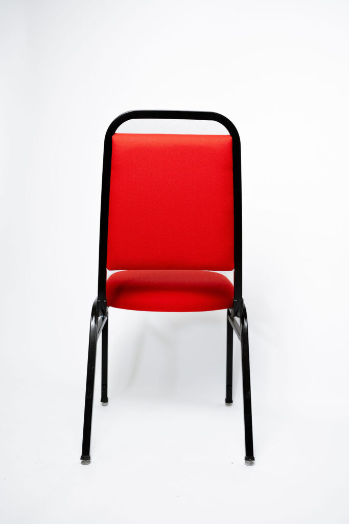 A Cadeira Standart CS da Tomberlin oferece o melhor custo-benefício para eventos e hotelaria. Estrutura em aço carbono, empilhamento seguro e sapatas em policarbonato.Descrição do ProdutoResistência e Praticidade para o seu NegócioA Cadeira Standart CS é a escolha inteligente para quem busca um equipamento robusto e de longa vida útil para salões de eventos e hotéis. Seu design clássico e funcional foi rigorosamente pensado para otimizar a operação diária do seu espaço.Estrutura de Alta Performance Como padrão, a cadeira é fabricada com estrutura reforçada em aço carbono, recebendo um exclusivo tratamento nanocerâmico. O acabamento é feito com pintura eletrostática a pó, oferecendo uma camada extra de proteção contra o desgaste. Caso haja necessidade, a estrutura pode ser fabricada em alumínio (sob consulta), o que reduz o peso da peça em cerca de 2 kg.Ergonomia e Conforto Pensando em eventos de longa duração, tanto o assento quanto o encosto são desenvolvidos com espuma injetada e revestidos em tecido 100% poliéster.