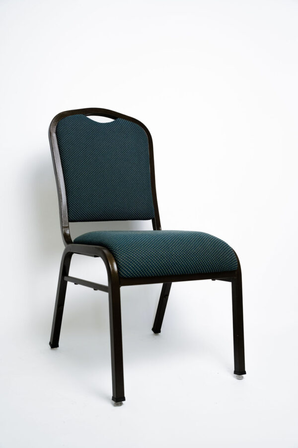 Elegância e Durabilidade para Salões de Alto Padrão A Cadeira Vitória CV foi desenvolvida pela Tomberlin com um design de encosto clássico e sofisticado, sendo a escolha perfeita para hotéis, casamentos e convenções que exigem um visual premium. Além da estética, ela entrega o padrão de durabilidade extrema que o mercado B2B de eventos necessita. Estrutura de Alta Performance Fabricada como padrão com estrutura reforçada em aço carbono , a cadeira Vitória CV recebe o exclusivo tratamento nanocerâmico e acabamento em pintura eletrostática a pó. Esse processo garante máxima proteção contra o desgaste diário e arranhões. Para operações que demandam peças mais leves, a estrutura pode ser fabricada em alumínio , reduzindo o peso total em média 2 kg (nota: cadeiras com estrutura em alumínio não aceitam o acessório Braço Universitário ). Conforto Prolongado Para garantir o bem-estar dos convidados do início ao fim do evento, tanto o assento quanto o encosto são desenvolvidos com espuma injetada e revestimento em tecido 100% poliéster. Armazenamento Inteligente e Diferenciais Tomberlin Empilhamento Seguro: Sistema estrutural inteligente que permite empilhar até 10 unidades com total estabilidade, segurança e praticidade. Protetor Lateral: Todos os modelos de cadeiras contam com protetores em plástico injetado nas laterais , criados especificamente para evitar atritos e danos ao chassi durante o empilhamento. Sapatas em Policarbonato: O policarbonato é mais resistente a atritos e impactos , garantindo mais durabilidade à peça e protegendo o piso do seu salão.