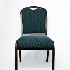 Elegância e Durabilidade para Salões de Alto Padrão A Cadeira Vitória CV foi desenvolvida pela Tomberlin com um design de encosto clássico e sofisticado, sendo a escolha perfeita para hotéis, casamentos e convenções que exigem um visual premium. Além da estética, ela entrega o padrão de durabilidade extrema que o mercado B2B de eventos necessita. Estrutura de Alta Performance Fabricada como padrão com estrutura reforçada em aço carbono , a cadeira Vitória CV recebe o exclusivo tratamento nanocerâmico e acabamento em pintura eletrostática a pó. Esse processo garante máxima proteção contra o desgaste diário e arranhões. Para operações que demandam peças mais leves, a estrutura pode ser fabricada em alumínio , reduzindo o peso total em média 2 kg (nota: cadeiras com estrutura em alumínio não aceitam o acessório Braço Universitário ). Conforto Prolongado Para garantir o bem-estar dos convidados do início ao fim do evento, tanto o assento quanto o encosto são desenvolvidos com espuma injetada e revestimento em tecido 100% poliéster. Armazenamento Inteligente e Diferenciais Tomberlin Empilhamento Seguro: Sistema estrutural inteligente que permite empilhar até 10 unidades com total estabilidade, segurança e praticidade. Protetor Lateral: Todos os modelos de cadeiras contam com protetores em plástico injetado nas laterais , criados especificamente para evitar atritos e danos ao chassi durante o empilhamento. Sapatas em Policarbonato: O policarbonato é mais resistente a atritos e impactos , garantindo mais durabilidade à peça e protegendo o piso do seu salão.