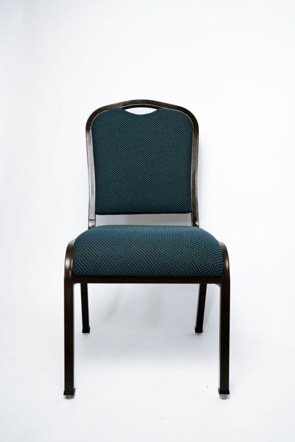 Elegância e Durabilidade para Salões de Alto Padrão A Cadeira Vitória CV foi desenvolvida pela Tomberlin com um design de encosto clássico e sofisticado, sendo a escolha perfeita para hotéis, casamentos e convenções que exigem um visual premium. Além da estética, ela entrega o padrão de durabilidade extrema que o mercado B2B de eventos necessita. Estrutura de Alta Performance Fabricada como padrão com estrutura reforçada em aço carbono , a cadeira Vitória CV recebe o exclusivo tratamento nanocerâmico e acabamento em pintura eletrostática a pó. Esse processo garante máxima proteção contra o desgaste diário e arranhões. Para operações que demandam peças mais leves, a estrutura pode ser fabricada em alumínio , reduzindo o peso total em média 2 kg (nota: cadeiras com estrutura em alumínio não aceitam o acessório Braço Universitário ). Conforto Prolongado Para garantir o bem-estar dos convidados do início ao fim do evento, tanto o assento quanto o encosto são desenvolvidos com espuma injetada e revestimento em tecido 100% poliéster. Armazenamento Inteligente e Diferenciais Tomberlin Empilhamento Seguro: Sistema estrutural inteligente que permite empilhar até 10 unidades com total estabilidade, segurança e praticidade. Protetor Lateral: Todos os modelos de cadeiras contam com protetores em plástico injetado nas laterais , criados especificamente para evitar atritos e danos ao chassi durante o empilhamento. Sapatas em Policarbonato: O policarbonato é mais resistente a atritos e impactos , garantindo mais durabilidade à peça e protegendo o piso do seu salão.