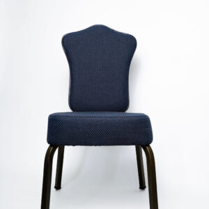 Elegância e Máxima Resistência A Cadeira Agatha CAT da Tomberlin foi desenvolvida para trazer um visual clássico e de alto padrão aos espaços corporativos e de hospitalidade. Ideal para salões de eventos e hotéis , ela entrega o equilíbrio perfeito entre uma estética refinada e a robustez necessária para o uso intenso diário. Estrutura de Alta Performance Fabricada como padrão com estrutura reforçada em aço carbono , a Agatha recebe um exclusivo tratamento nanocerâmico e acabamento em pintura eletrostática a pó , garantindo a máxima proteção contra desgastes. Para projetos que demandam peças mais leves, a estrutura pode ser encomendada em alumínio, o que reduz o peso total em média 2 kg. É importante ressaltar que cadeiras em alumínio não aceitam o acessório Braço Universitário. Conforto Prolongado Para garantir o conforto dos seus convidados do início ao fim do evento, tanto o assento quanto o encosto são desenvolvidos com espuma injetada e revestimento em tecido 100% poliéster. Armazenamento Inteligente e Diferenciais Tomberlin Empilhamento Seguro: Sistema estrutural inteligente projetado para garantir que as cadeiras sejam empilhadas com total segurança e praticidade na sua operação. Este modelo permite pilhas de até 5 cadeiras. Protetor Lateral: Todos os modelos de cadeiras contam com protetores em plástico injetado nas laterais, criados especificamente para evitar atritos e danos ao empilhamento. Sapatas em Policarbonato: O policarbonato é mais resistente a atritos e impactos, garantindo uma vida útil prolongada ao móvel e protegendo o piso do seu estabelecimento.