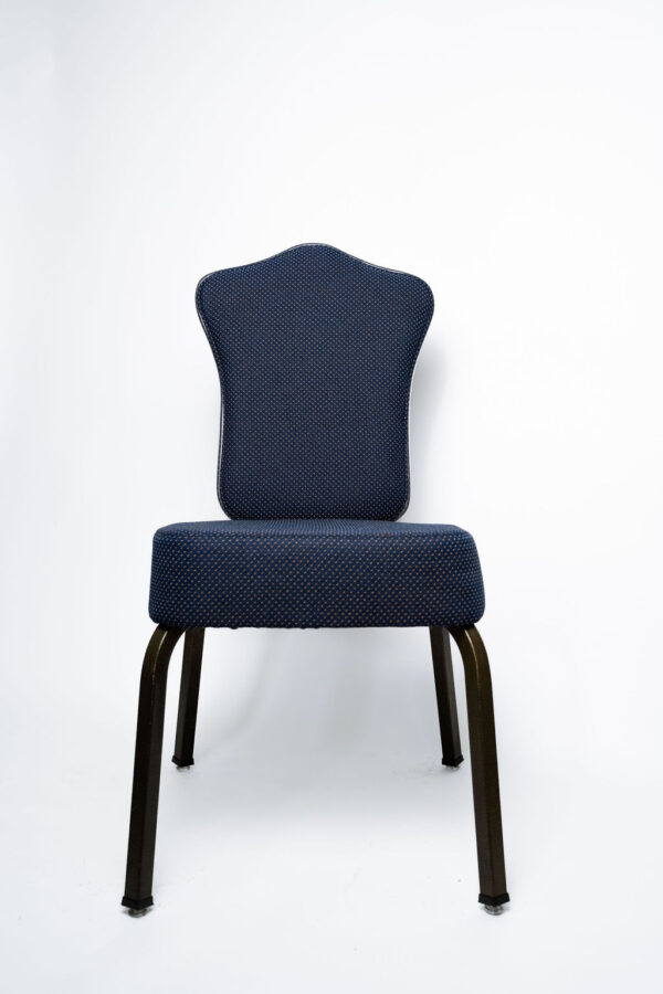 Elegância e Máxima Resistência A Cadeira Agatha CAT da Tomberlin foi desenvolvida para trazer um visual clássico e de alto padrão aos espaços corporativos e de hospitalidade. Ideal para salões de eventos e hotéis , ela entrega o equilíbrio perfeito entre uma estética refinada e a robustez necessária para o uso intenso diário. Estrutura de Alta Performance Fabricada como padrão com estrutura reforçada em aço carbono , a Agatha recebe um exclusivo tratamento nanocerâmico e acabamento em pintura eletrostática a pó , garantindo a máxima proteção contra desgastes. Para projetos que demandam peças mais leves, a estrutura pode ser encomendada em alumínio, o que reduz o peso total em média 2 kg. É importante ressaltar que cadeiras em alumínio não aceitam o acessório Braço Universitário. Conforto Prolongado Para garantir o conforto dos seus convidados do início ao fim do evento, tanto o assento quanto o encosto são desenvolvidos com espuma injetada e revestimento em tecido 100% poliéster. Armazenamento Inteligente e Diferenciais Tomberlin Empilhamento Seguro: Sistema estrutural inteligente projetado para garantir que as cadeiras sejam empilhadas com total segurança e praticidade na sua operação. Este modelo permite pilhas de até 5 cadeiras. Protetor Lateral: Todos os modelos de cadeiras contam com protetores em plástico injetado nas laterais, criados especificamente para evitar atritos e danos ao empilhamento. Sapatas em Policarbonato: O policarbonato é mais resistente a atritos e impactos, garantindo uma vida útil prolongada ao móvel e protegendo o piso do seu estabelecimento.