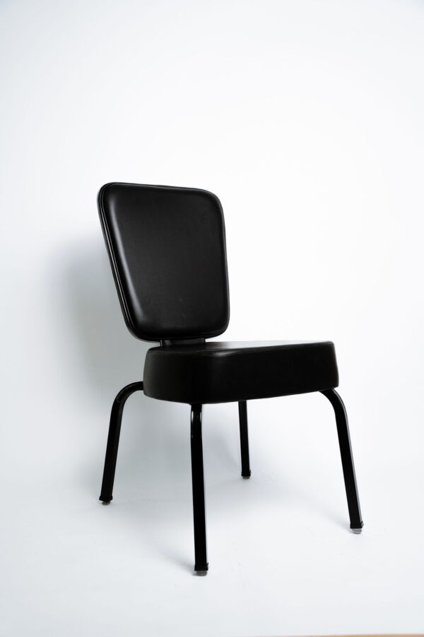 Design Distinto e Máxima Resistência A Cadeira Agatha Square CATS da Tomberlin foi desenvolvida para trazer um visual de alto padrão aos espaços corporativos e de hospitalidade. Ideal para salões de eventos e hotéis, ela entrega o equilíbrio perfeito entre uma estética refinada e a robustez necessária para o uso intenso diário. Estrutura de Alta Performance Fabricada como padrão com estrutura reforçada em aço carbono , a Agatha Square recebe um exclusivo tratamento nanocerâmico e acabamento em pintura eletrostática pó, garantindo a máxima proteção contra desgastes. Para projetos que demandam peças mais leves, a estrutura pode ser encomendada em alumínio , o que reduz o peso total em média 2 kg. É importante ressaltar que cadeiras em alumínio não aceitam o acessório Braço Universitário. Conforto Prolongado Para garantir o conforto dos seus convidados do início ao fim do evento, tanto o assento quanto o encosto são desenvolvidos com espuma injetada e revestimento em tecido 100% poliéster. Armazenamento Inteligente e Diferenciais Tomberlin Empilhamento Seguro: Sistema estrutural inteligente projetado para garantir que as cadeiras sejam empilhadas com total segurança e praticidade na sua operação. Este modelo permite pilhas de até 5 cadeiras. Protetor Lateral: Todos os modelos de cadeiras contam com protetores em plástico injetado nas laterais, criados especificamente para evitar atritos e danos ao empilhamento. Sapatas em Policarbonato: O policarbonato é mais resistente a atritos e impactos , garantindo uma vida útil prolongada ao móvel e protegendo o piso do seu estabelecimento.