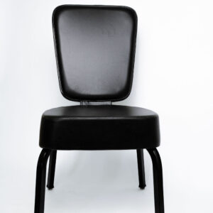 Design Distinto e Máxima Resistência A Cadeira Agatha Square CATS da Tomberlin foi desenvolvida para trazer um visual de alto padrão aos espaços corporativos e de hospitalidade. Ideal para salões de eventos e hotéis, ela entrega o equilíbrio perfeito entre uma estética refinada e a robustez necessária para o uso intenso diário. Estrutura de Alta Performance Fabricada como padrão com estrutura reforçada em aço carbono , a Agatha Square recebe um exclusivo tratamento nanocerâmico e acabamento em pintura eletrostática pó, garantindo a máxima proteção contra desgastes. Para projetos que demandam peças mais leves, a estrutura pode ser encomendada em alumínio , o que reduz o peso total em média 2 kg. É importante ressaltar que cadeiras em alumínio não aceitam o acessório Braço Universitário. Conforto Prolongado Para garantir o conforto dos seus convidados do início ao fim do evento, tanto o assento quanto o encosto são desenvolvidos com espuma injetada e revestimento em tecido 100% poliéster. Armazenamento Inteligente e Diferenciais Tomberlin Empilhamento Seguro: Sistema estrutural inteligente projetado para garantir que as cadeiras sejam empilhadas com total segurança e praticidade na sua operação. Este modelo permite pilhas de até 5 cadeiras. Protetor Lateral: Todos os modelos de cadeiras contam com protetores em plástico injetado nas laterais, criados especificamente para evitar atritos e danos ao empilhamento. Sapatas em Policarbonato: O policarbonato é mais resistente a atritos e impactos , garantindo uma vida útil prolongada ao móvel e protegendo o piso do seu estabelecimento.