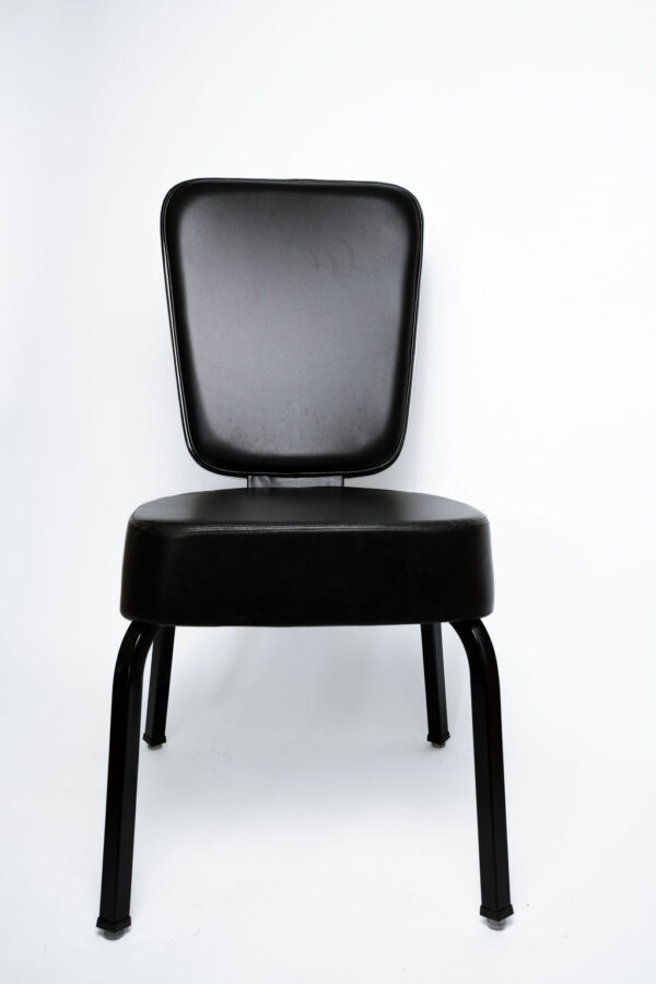 Design Distinto e Máxima Resistência A Cadeira Agatha Square CATS da Tomberlin foi desenvolvida para trazer um visual de alto padrão aos espaços corporativos e de hospitalidade. Ideal para salões de eventos e hotéis, ela entrega o equilíbrio perfeito entre uma estética refinada e a robustez necessária para o uso intenso diário. Estrutura de Alta Performance Fabricada como padrão com estrutura reforçada em aço carbono , a Agatha Square recebe um exclusivo tratamento nanocerâmico e acabamento em pintura eletrostática pó, garantindo a máxima proteção contra desgastes. Para projetos que demandam peças mais leves, a estrutura pode ser encomendada em alumínio , o que reduz o peso total em média 2 kg. É importante ressaltar que cadeiras em alumínio não aceitam o acessório Braço Universitário. Conforto Prolongado Para garantir o conforto dos seus convidados do início ao fim do evento, tanto o assento quanto o encosto são desenvolvidos com espuma injetada e revestimento em tecido 100% poliéster. Armazenamento Inteligente e Diferenciais Tomberlin Empilhamento Seguro: Sistema estrutural inteligente projetado para garantir que as cadeiras sejam empilhadas com total segurança e praticidade na sua operação. Este modelo permite pilhas de até 5 cadeiras. Protetor Lateral: Todos os modelos de cadeiras contam com protetores em plástico injetado nas laterais, criados especificamente para evitar atritos e danos ao empilhamento. Sapatas em Policarbonato: O policarbonato é mais resistente a atritos e impactos , garantindo uma vida útil prolongada ao móvel e protegendo o piso do seu estabelecimento.