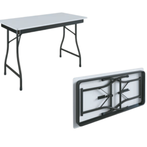 Praticidade e Alta Resistência para o seu Salão A Mesa Retangular MF da Tomberlin foi projetada para otimizar a montagem e desmontagem de salões de eventos, convenções e refeitórios de hotéis. Combinando materiais de alta qualidade com um sistema inteligente de dobradiças, ela oferece o melhor custo-benefício e uma longa vida útil para a sua operação. Tampo Robusto e Acabamento Premium Para suportar o uso contínuo e intenso, a mesa conta com um tampo de 18 mm de espessura, garantindo total estabilidade. O acabamento recebe bordas em perfil PVC e batoques protetores, que preservam a integridade da peça e evitam danos em caso de atrito. Estrutura de Alta Performance O chassi é fabricado em aço carbono , recebendo um exclusivo tratamento nanocerâmico que protege o metal contra a oxidação. O acabamento final é feito com pintura eletrostática a pó, oferecendo uma camada extra de resistência contra arranhões e desgaste diário. Manuseio Inteligente e Seguro Pernas Dobráveis: Todos os modelos de mesas da Tomberlin possuem pernas dobráveis, facilitando o transporte e a logística no salão. Sistema de Travas Automáticas: Para garantir mais praticidade e máxima segurança no manuseio , o modelo conta com um sistema de dobradiças com travas automáticas, evitando fechamentos acidentais durante o uso. Armazenamento Vertical: A Tomberlin recomenda o armazenamento vertical para esta linha, otimizando significativamente o espaço físico do seu estoque Especificações Técnicas: Modelo: Mesa Retangular MF Comprimentos disponíveis: 122 cm, 152 cm, 182 cm e 220 cm Larguras disponíveis: 45 cm, 60 cm e 80 cm Altura padrão: 75 cm Cores: Consulte a disponibilidade de cores para a pintura eletrostática