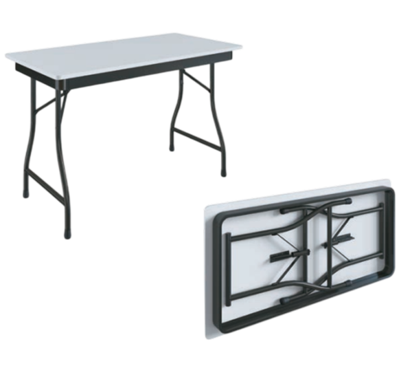 Praticidade e Alta Resistência para o seu Salão A Mesa Retangular MF da Tomberlin foi projetada para otimizar a montagem e desmontagem de salões de eventos, convenções e refeitórios de hotéis. Combinando materiais de alta qualidade com um sistema inteligente de dobradiças, ela oferece o melhor custo-benefício e uma longa vida útil para a sua operação. Tampo Robusto e Acabamento Premium Para suportar o uso contínuo e intenso, a mesa conta com um tampo de 18 mm de espessura, garantindo total estabilidade. O acabamento recebe bordas em perfil PVC e batoques protetores, que preservam a integridade da peça e evitam danos em caso de atrito. Estrutura de Alta Performance O chassi é fabricado em aço carbono , recebendo um exclusivo tratamento nanocerâmico que protege o metal contra a oxidação. O acabamento final é feito com pintura eletrostática a pó, oferecendo uma camada extra de resistência contra arranhões e desgaste diário. Manuseio Inteligente e Seguro Pernas Dobráveis: Todos os modelos de mesas da Tomberlin possuem pernas dobráveis, facilitando o transporte e a logística no salão. Sistema de Travas Automáticas: Para garantir mais praticidade e máxima segurança no manuseio , o modelo conta com um sistema de dobradiças com travas automáticas, evitando fechamentos acidentais durante o uso. Armazenamento Vertical: A Tomberlin recomenda o armazenamento vertical para esta linha, otimizando significativamente o espaço físico do seu estoque Especificações Técnicas: Modelo: Mesa Retangular MF Comprimentos disponíveis: 122 cm, 152 cm, 182 cm e 220 cm Larguras disponíveis: 45 cm, 60 cm e 80 cm Altura padrão: 75 cm Cores: Consulte a disponibilidade de cores para a pintura eletrostática