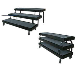 Acesso Seguro e Profissional para Apresentações A Escada ES da Tomberlin é o equipamento projetado especificamente para complementar as plataformas de palco modulares do seu evento . Ideal para auditórios, centros de convenções e hotéis, ela garante que palestrantes e convidados acessem o palco com total segurança, estabilidade e conforto. Segurança em Cada Degrau Para evitar acidentes e garantir a máxima firmeza durante o uso, a escada conta com um sistema de fixação direta para a plataforma . Além disso, o acabamento dos degraus é feito em carpete de auto-tráfego, um material altamente resistente que proporciona excelente aderência e evita escorregões . Estrutura Robusta e Prática Construída para durar, a estrutura principal é fabricada em aço carbono . Para facilitar o armazenamento e a logística da sua equipe de montagem, a escada possui pernas dobráveis . O acabamento em pintura eletrostática a pó confere uma camada extra de proteção contra arranhões e a oxidação diária . Especificações Técnicas: Modelo: Escada ES . Estrutura: Aço carbono com pernas dobráveis . Acabamento da Estrutura: Pintura eletrostática a pó (consulte a disponibilidade de cores) . Acabamento dos Degraus: Carpete de auto-tráfego (consulte a disponibilidade de cores) . Segurança: Com sistema de fixação para plataforma . Variações: Modelos disponíveis com 3 ou 4 degraus para se adequar perfeitamente à altura do seu palco .