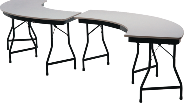 Design Dinâmico e Sofisticação para Grandes Ambientes A Mesa Serpentina MSPF da Tomberlin é a solução definitiva para quem busca fugir dos layouts tradicionais e criar montagens fluidas e impactantes. Seu formato ondulado permite a composição de estações de buffet, áreas de recepção e ilhas de atendimento que se adaptam organicamente ao espaço disponível. Resistência que Suporta o Tempo Projetada para o uso intenso, este modelo combina engenharia robusta com acabamento de alto padrão: Estrutura em Aço Carbono: Chassi reforçado que garante máxima estabilidade. Tratamento Nanocerâmico: Tecnologia exclusiva que protege a estrutura contra oxidação e aumenta a vida útil do produto. Tampo de 18 mm: Superfície resistente com bordas em perfil PVC e batoques protetores que evitam danos no manuseio. Pintura Eletrostática: Acabamento em pó que oferece alta resistência a riscos e impactos diários. Logística e Segurança Operacional Pernas Dobráveis: Facilidade total para transporte e montagem rápida do seu salão. Sistema de Travas Automáticas: Dobradiças inteligentes que garantem segurança absoluta, evitando o fechamento acidental durante o uso. Armazenamento Vertical: Modelo desenhado para otimizar o estoque, sendo este o tipo de armazenamento recomendado pela Tomberlin. Especificações Técnicas: Modelo: Mesa Serpentina (pernas dobráveis) MSPF. Altura Padrão: 75 cm. Variações de Medidas: REF MSP166: Raio int/ext: 80/160 cm | Largura: 60 cm | Peso: 26 kg. REF MSP168: Raio int/ext: 200/100 cm | Largura: 80 cm | Peso: 28 kg. Cores: Pintura eletrostática (consulte a disponibilidade de cores para a estrutura).