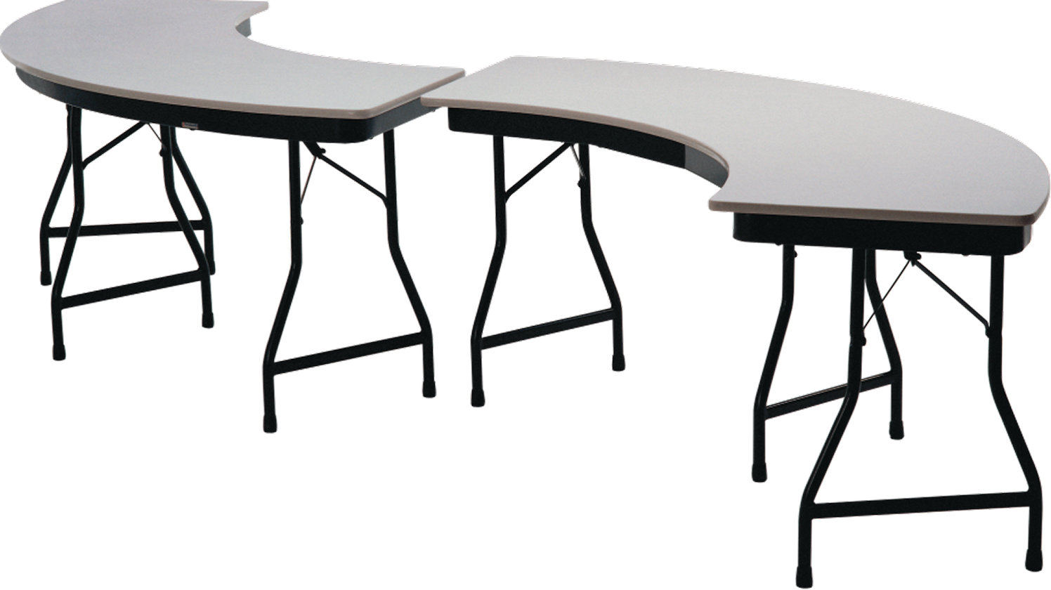 Design Dinâmico e Sofisticação para Grandes Ambientes A Mesa Serpentina MSPF da Tomberlin é a solução definitiva para quem busca fugir dos layouts tradicionais e criar montagens fluidas e impactantes. Seu formato ondulado permite a composição de estações de buffet, áreas de recepção e ilhas de atendimento que se adaptam organicamente ao espaço disponível. Resistência que Suporta o Tempo Projetada para o uso intenso, este modelo combina engenharia robusta com acabamento de alto padrão: Estrutura em Aço Carbono: Chassi reforçado que garante máxima estabilidade. Tratamento Nanocerâmico: Tecnologia exclusiva que protege a estrutura contra oxidação e aumenta a vida útil do produto. Tampo de 18 mm: Superfície resistente com bordas em perfil PVC e batoques protetores que evitam danos no manuseio. Pintura Eletrostática: Acabamento em pó que oferece alta resistência a riscos e impactos diários. Logística e Segurança Operacional Pernas Dobráveis: Facilidade total para transporte e montagem rápida do seu salão. Sistema de Travas Automáticas: Dobradiças inteligentes que garantem segurança absoluta, evitando o fechamento acidental durante o uso. Armazenamento Vertical: Modelo desenhado para otimizar o estoque, sendo este o tipo de armazenamento recomendado pela Tomberlin. Especificações Técnicas: Modelo: Mesa Serpentina (pernas dobráveis) MSPF. Altura Padrão: 75 cm. Variações de Medidas: REF MSP166: Raio int/ext: 80/160 cm | Largura: 60 cm | Peso: 26 kg. REF MSP168: Raio int/ext: 200/100 cm | Largura: 80 cm | Peso: 28 kg. Cores: Pintura eletrostática (consulte a disponibilidade de cores para a estrutura).