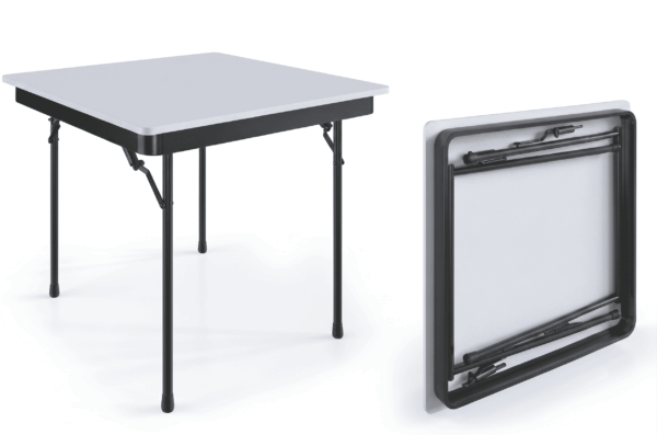 Título Sugerido (SEO)Mesa Quadrada Dobrável para Eventos MQF 90x90cm – Aço Carbono – Tomberlin Meta Descrição (SEO)A Mesa Quadrada Dobrável MQF da Tomberlin (90x90cm) é perfeita para otimizar o layout do seu evento. Com estrutura em aço carbono, tampo de 18mm e travas automáticas.Descrição do ProdutoVersatilidade e Robustez para Layouts Criativos A Mesa Quadrada MQF da Tomberlin foi desenvolvida para oferecer máxima flexibilidade na montagem de salões de eventos, hotéis e restaurantes. Excelente tanto para uso individual em configurações mais intimistas quanto agrupada para formar grandes estações, ela entrega o padrão de durabilidade que operações comerciais intensas exigem.Tampo Robusto e Acabamento Premium Para suportar o uso contínuo, a mesa conta com um tampo resistente de 18 mm de espessura. O acabamento lateral possui bordas em perfil PVC e batoques protetores, fundamentais para preservar a integridade da peça e evitar danos causados por atritos diários.Estrutura de Alta Performance O chassi é fabricado em aço carbono, recebendo um exclusivo tratamento nanocerâmico que protege o metal contra a oxidação. O acabamento final é feito com pintura eletrostática a pó, oferecendo uma camada extra de proteção contra arranhões e desgaste.Manuseio Inteligente e SeguroPernas Dobráveis: Pensando na logística e na agilidade da montagem, todos os modelos de mesas da Tomberlin possuem pernas dobráveis.Sistema de Travas Automáticas: O manuseio é prático e totalmente seguro graças ao sistema de dobradiças equipado com travas automáticas, que evita fechamentos acidentais.Armazenamento Vertical: Para otimizar o espaço físico do seu estoque, este é o tipo de armazenamento recomendado pela Tomberlin para a linha de mesas.Especificações Técnicas:Modelo: Mesa Quadrada (pernas dobráveis) MQF Referência: MQ 909 Dimensões: 90 cm de comprimento x 90 cm de largura Altura padrão: 75 cm Peso: 18 kg Cores: Consulte a disponibilidade de cores para a pintura eletrostática
