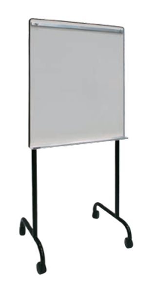 Apresentações dinâmicas com o Flip Chart Pequeno FCH8 da Tomberlin. Estrutura em tubo de aço carbono, quadro branco e rodízios para fácil mobilidade. Confira! Descrição do Produto Apresentações Dinâmicas para Ambientes Compactos O Flip Chart Pequeno FCH8 da Tomberlin é o equipamento ideal para equipar salas de reuniões, centros de treinamento e escritórios. Projetado para oferecer excelente visibilidade em espaços mais compactos, ele garante que suas anotações e ideias sejam apresentadas de forma clara e profissional. Estrutura de Alta Performance Desenvolvido para resistir à rotina do mercado corporativo, este flip chart possui sua estrutura fabricada inteiramente em tubo redondo de aço carbono. Para garantir uma vida útil prolongada e proteção máxima contra oxidação e arranhões, o acabamento recebe pintura eletrostática a pó. Mobilidade e Praticidade Quadro Branco Integrado: Conta com uma superfície de quadro branco nas medidas 80x100 cm, oferecendo o espaço ideal para anotações e explicações dinâmicas. Deslocamento Facilitado: Equipado com rodízios na base, permite que a equipe movimente o equipamento entre diferentes salas com total segurança e o mínimo de esforço. Especificações Técnicas: Produto: Flip chart PEQUENO. Modelo: FCH8. Estrutura: Tubo redondo de aço carbono. Acabamento: Pintura eletrostática pó. Cores: Consulte a disponibilidade de cores para a estrutura. Recursos: Com quadro branco e rodízios. Dimensões do Quadro: 80x100 cm. Comprimento Total: 80 cm. Altura Total: 186 cm. Peso: 25 kg.