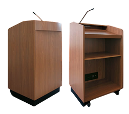 Eleve o nível do seu evento com o Púlpito Presidencial PP da Tomberlin. Fabricado em MDF 18mm, possui rodízios, luminária e instalação para microfone. Confira! Descrição do ProdutoPresença, Elegância e Funcionalidade para Grandes ApresentaçõesO Púlpito Presidencial PP da Tomberlin é o equipamento definitivo para auditórios, centros de convenções e hotéis que buscam oferecer uma infraestrutura impecável para palestrantes e autoridades. Ele combina um design imponente com soluções práticas que facilitam a operação técnica do seu evento.Estrutura de Alta Qualidade e Acabamento Premium Construído para garantir máxima estabilidade e durabilidade, o púlpito é fabricado inteiramente em MDF de 18 mm. Para agregar ainda mais sofisticação ao ambiente institucional, ele conta com um elegante revestimento amadeirado. Recursos Profissionais IntegradosMobilidade Total: Para facilitar a montagem e a organização do palco, o modelo é equipado com rodízios na base, permitindo um deslocamento suave e sem esforço físico da sua equipe. Conforto para o Palestrante: Conta com luminárias integradas especificamente para a leitura de papéis, oferecendo suporte perfeito mesmo em salas com a iluminação reduzida para projeções. Prontidão Audiovisual: Já vem de fábrica com a instalação preparada para microfone, otimizando o trabalho técnico e garantindo um visual limpo e sem fios soltos. Especificações Técnicas:Modelo: Púlpito presidencial PP Material: MDF 18 mm Acabamento: Revestimento amadeirado (consulte a disponibilidade de cores) Recursos Inclusos: Rodízios, luminárias para papel e instalação para microfone Dimensões: Comprimento 70 cm | Largura 69 cm | Altura 117 cm Peso: 53 kg