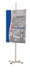 Porta Banner Simples Regulável PBS – Aço Carbono – Tomberlin Meta Descrição (SEO) Destaque sua comunicação visual com o Porta Banner Simples PBS da Tomberlin. Estrutura em aço carbono, ajuste de 1,30m a 2,35m e alta estabilidade. Confira! Descrição do Produto Visibilidade e Comunicação Eficiente O Porta Banner Simples PBS é a solução perfeita para sinalização e comunicação visual em congressos, feiras, hotéis e recepções corporativas. Com um design limpo e eficiente, ele garante que a mensagem institucional ou a orientação do evento seja o grande destaque no ambiente, oferecendo um suporte firme e profissional. Estrutura Robusta em Aço Carbono Diferente dos suportes frágeis comuns no mercado, este equipamento é construído com o padrão de qualidade Tomberlin. Sua haste principal e a base são fabricadas inteiramente em tubo redondo de aço carbono, conferindo alta estabilidade para a sua lona ou tecido. O acabamento em pintura eletrostática a pó blinda o metal contra a oxidação diária e previne arranhões durante a montagem e desmontagem. Ajuste Inteligente de Altura Para se adaptar perfeitamente aos mais variados tamanhos de materiais gráficos, o modelo conta com um sistema prático de regulagem. É possível ajustar o suporte de 1,30m até a altura máxima de 2,35m, oferecendo total flexibilidade para a equipe técnica padronizar a comunicação do salão. Especificações Técnicas: Produto: Porta Banner Simples Modelo: PBS Estrutura: Tubo redondo de aço carbono Acabamento: Pintura eletrostática a pó (consulte a disponibilidade de cores) Sistema: Com regulagem de altura Altura Mínima: 1,30 m Altura Máxima: 2,35 m Peso: 5 kg