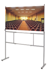 Porta Banner Duplo Regulável PBD – Aço Carbono – Tomberlin Meta Descrição (SEO) Exiba grandes formatos com segurança usando o Porta Banner Duplo PBD da Tomberlin. Estrutura em aço carbono e regulagem de altura e largura. Confira! Descrição do Produto Visibilidade em Grandes Formatos O Porta Banner Duplo PBD da Tomberlin é o equipamento definitivo para quem precisa de alto impacto visual em feiras, congressos, hotéis e grandes eventos corporativos. Projetado para suportar materiais gráficos de dimensões maiores, ele garante que painéis de fundo, mapas de salão ou comunicados importantes fiquem perfeitamente esticados e visíveis para todo o público. Dupla Regulagem para Máxima Flexibilidade O grande diferencial deste modelo é a sua capacidade de adaptação. Ele conta com um sistema prático de ajustes bidimensionais: Regulagem de Altura: Variação de 1,30m até 2,35m. Regulagem de Largura: Expansão de 1,05m até 1,95m. Isso permite que a equipe do evento utilize o mesmo suporte para diferentes tamanhos de lonas ou tecidos, otimizando o investimento em equipamentos. Estrutura Robusta e Estável Para suportar banners maiores sem o risco de tombar ou curvar, a estrutura é construída com alta precisão técnica. A armação é feita em tubo redondo de aço carbono, conferindo o peso ideal (13 kg) para manter o conjunto firme no solo. O acabamento em pintura eletrostática a pó protege o metal contra a oxidação diária e evita arranhões durante a rotina de montagem e desmontagem. Especificações Técnicas: Produto: Porta Banner Duplo Modelo: PBD Estrutura: Tubo redondo de aço carbono Acabamento: Pintura eletrostática a pó (consulte a disponibilidade de cores) Regulagem de Altura: 1,30 m até 2,35 m Regulagem de Largura: 1,05 m até 1,95 m Peso: 13 kg