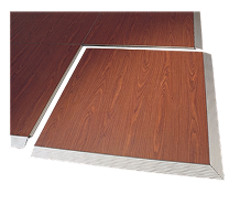 Pista de Dança Modular MPD – Carpete de Madeira – Tomberlin Transforme seus eventos com a Pista de Dança Modular MPD da Tomberlin. Módulos de 1,16x1,16m, revestimento resistente e montagem segura com parafusos Allen. Descrição do Produto O Cenário Perfeito para Grandes Celebrações A Pista de Dança MPD da Tomberlin é a estrutura definitiva para transformar qualquer salão em um ambiente festivo e inesquecível. Desenvolvida em formato inteligente e modular, ela oferece a flexibilidade necessária para que hotéis, centros de convenções e salões de festas montem a pista no tamanho e formato exatos para cada evento, seja um casamento luxuoso ou uma grande confraternização corporativa. Estrutura Robusta e Acabamento Sofisticado Construída para suportar o alto tráfego de convidados e impactos contínuos, a base de cada módulo é fabricada em resistente placa estrutural (OBS/OSB). Para entregar um visual impecável que valoriza o design de interiores da festa, a superfície recebe um revestimento em carpete de madeira de alta resistência, unindo durabilidade extrema a uma estética muito sofisticada. Montagem Rápida e Segurança Absoluta A segurança dos convidados na pista de dança é inegociável. Por isso, este modelo foi projetado com um sistema de união avançado: as travas são fixadas com parafusos tipo Allen totalmente embutidos. Isso garante que os módulos fiquem perfeitamente nivelados, sem frestas ou peças ressaltadas, eliminando o risco de tropeços e facilitando muito a montagem e desmontagem pela sua equipe técnica. Especificações Técnicas: Produto: Pista de Dança Modular Modelo: MPD Base do Piso: Placa estrutural (OBS) Acabamento Superior: Revestido em carpete de madeira de alta resistência Sistema de Fixação: Travas com parafusos Allen embutidos Dimensões por Módulo: 1,16 m x 1,16 m Acabamento Lateral: Perfis de acabamento perimetral em alumínio (conforme design da imagem)