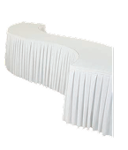 Saia de Mesa Plissada Americana SPAME em Poliéster – Tomberlin Complete a decoração do seu evento com a Saia Plissada Americana SPAME da Tomberlin. Confeccionada em poliéster, oferece durabilidade e caimento impecável. Descrição do Produto Design Clássico e Alinhamento Perfeito A Saia Americana SPAME da Tomberlin é a escolha ideal para quem busca um visual estruturado e tradicional para a montagem de buffets, mesas de honra e ilhas gastronômicas em eventos corporativos e sociais. Diferente de outros cortes, o plissado americano oferece dobras mais estreitas e uniformes, garantindo uma estética extremamente organizada e um caimento fluido que se adapta com perfeição até mesmo em mesas com designs curvos ou sinuosos. Praticidade para a Hotelaria e Eventos Sabemos que a agilidade na montagem e a facilidade de manutenção são essenciais para o mercado de eventos. Por isso, esta saia é confeccionada inteiramente em tecido de poliéster. Esse material foi escolhido por garantir excelente durabilidade frente à rotina de lavagens, além de possuir secagem rápida e alta resistência a amassados, facilitando o trabalho da sua equipe de governança. Especificações Técnicas: Produto: Saia de mesa para eventos Modelo: SPAME Acabamento: Saia plissada estilo americana Material: Tecido em poliéster