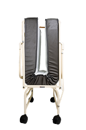 Cama Extra Dobrável com Rodízios CED e CEDC – Aço Carbono – Tomberlin Meta Descrição (SEO) Ofereça conforto e otimize espaço com a Cama Extra Dobrável da Tomberlin. Estrutura em aço carbono, tratamento nanocerâmico, rodízios e fácil armazenamento. Confira! Descrição do Produto Praticidade e Conforto para a sua Hotelaria A Cama Extra Dobrável da Tomberlin é a solução inteligente para hotéis, resorts e pousadas que precisam adaptar seus quartos rapidamente para receber hóspedes adicionais. Seu grande diferencial é o sistema de articulação central que permite dobrar a cama ao meio. Com esse design compacto, ela pode ser facilmente guardada em armários, corredores ou pequenos depósitos, maximizando o aproveitamento de espaço na sua operação. Estrutura Robusta e Durabilidade Premium Desenvolvida para a alta rotatividade do mercado hoteleiro, sua estrutura é fabricada inteiramente em aço carbono de alta resistência. Para garantir a máxima durabilidade, o chassi passa por um exclusivo tratamento nanocerâmico antes de receber o acabamento em pintura eletrostática a pó. Esse processo tecnológico cria uma barreira poderosa contra a oxidação natural e protege a cama contra os atritos do manuseio contínuo. Agilidade e Saúde Ocupacional A montagem e o transporte não exigem esforço físico da sua equipe. A cama é equipada com rodízios de alta qualidade que facilitam o deslocamento pelos corredores e elevadores, garantindo que a governança consiga preparar o quarto do hóspede em tempo recorde. Versatilidade de Modelos (CED e CEDC) Para atender perfeitamente às necessidades do seu estoque, a cama está disponível em duas versões: Modelo CED (Cama Extra Dobrável): Fornecida sem o colchão, sendo a opção ideal para hotéis que já utilizam um enxoval e colchões padronizados. Modelo CEDC (Cama Extra Dobrável com Colchão): A solução completa, que já acompanha um colchão dimensionado para ser dobrado junto com a estrutura, entregando conforto imediato. Especificações Técnicas: Produto: Cama Extra Dobrável Modelos Disponíveis: CED (Sem colchão) e CEDC (Com colchão) Material da Estrutura: Aço carbono com exclusivo tratamento nanocerâmico Acabamento: Pintura eletrostática a pó (consulte a disponibilidade de cores) Mobilidade: Equipada com rodízios para fácil transporte Dimensões (Aberta): Comprimento 190 cm | Largura 88 cm | Altura 54 cm Peso: 33,79 kg