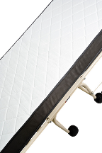 Cama Extra Dobrável com Rodízios CED e CEDC – Aço Carbono – Tomberlin Meta Descrição (SEO) Ofereça conforto e otimize espaço com a Cama Extra Dobrável da Tomberlin. Estrutura em aço carbono, tratamento nanocerâmico, rodízios e fácil armazenamento. Confira! Descrição do Produto Praticidade e Conforto para a sua Hotelaria A Cama Extra Dobrável da Tomberlin é a solução inteligente para hotéis, resorts e pousadas que precisam adaptar seus quartos rapidamente para receber hóspedes adicionais. Seu grande diferencial é o sistema de articulação central que permite dobrar a cama ao meio. Com esse design compacto, ela pode ser facilmente guardada em armários, corredores ou pequenos depósitos, maximizando o aproveitamento de espaço na sua operação. Estrutura Robusta e Durabilidade Premium Desenvolvida para a alta rotatividade do mercado hoteleiro, sua estrutura é fabricada inteiramente em aço carbono de alta resistência. Para garantir a máxima durabilidade, o chassi passa por um exclusivo tratamento nanocerâmico antes de receber o acabamento em pintura eletrostática a pó. Esse processo tecnológico cria uma barreira poderosa contra a oxidação natural e protege a cama contra os atritos do manuseio contínuo. Agilidade e Saúde Ocupacional A montagem e o transporte não exigem esforço físico da sua equipe. A cama é equipada com rodízios de alta qualidade que facilitam o deslocamento pelos corredores e elevadores, garantindo que a governança consiga preparar o quarto do hóspede em tempo recorde. Versatilidade de Modelos (CED e CEDC) Para atender perfeitamente às necessidades do seu estoque, a cama está disponível em duas versões: Modelo CED (Cama Extra Dobrável): Fornecida sem o colchão, sendo a opção ideal para hotéis que já utilizam um enxoval e colchões padronizados. Modelo CEDC (Cama Extra Dobrável com Colchão): A solução completa, que já acompanha um colchão dimensionado para ser dobrado junto com a estrutura, entregando conforto imediato. Especificações Técnicas: Produto: Cama Extra Dobrável Modelos Disponíveis: CED (Sem colchão) e CEDC (Com colchão) Material da Estrutura: Aço carbono com exclusivo tratamento nanocerâmico Acabamento: Pintura eletrostática a pó (consulte a disponibilidade de cores) Mobilidade: Equipada com rodízios para fácil transporte Dimensões (Aberta): Comprimento 190 cm | Largura 88 cm | Altura 54 cm Peso: 33,79 kg