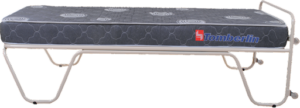 Otimize o estoque do seu hotel com a Cama Extra Empilhável da Tomberlin. Estrutura em aço carbono, tratamento nanocerâmico, rodízios e design inteligente. Confira! Descrição do Produto Conforto Excepcional e Otimização de Espaço A Cama Extra Empilhável da Tomberlin foi desenvolvida especialmente para o setor de hotelaria, pousadas e resorts que necessitam oferecer leitos adicionais com máxima agilidade. Seu grande diferencial é o design inteligente que permite o empilhamento vertical das unidades (apoiadas sobre seus rodízios), otimizando drasticamente o espaço físico da governança e do almoxarifado quando não estão em uso. Estrutura Robusta e Durabilidade Premium Projetada para suportar a rotina intensa da hotelaria, a estrutura principal é fabricada inteiramente em aço carbono de alta resistência. O chassi recebe um exclusivo tratamento nanocerâmico, preparando o metal para a finalização com pintura eletrostática a pó. Esse combo tecnológico blinda o equipamento contra a oxidação natural e arranhões causados pelo manuseio diário. Agilidade na Operação Pensando na saúde ocupacional da sua equipe e na velocidade do atendimento ao hóspede, a cama é equipada com rodízios. Eles facilitam o transporte pelos corredores e o posicionamento da cama dentro dos quartos, exigindo o mínimo de esforço físico. Versatilidade de Modelos (CEE e CEEC) Modelo CEE: Apenas a estrutura metálica e o estrado, ideal para hotéis que utilizam enxoval e colchões próprios. Modelo CEEC: A solução completa, acompanhada de um colchão sob medida, garantindo conforto imediato e pronto para uso na sua operação. Especificações Técnicas: Produto: Cama Extra Empilhável Modelos Disponíveis: CEE (Sem colchão) e CEEC (Com colchão) Material da Estrutura: Aço carbono com exclusivo tratamento nanocerâmico Acabamento: Pintura eletrostática a pó (consulte a disponibilidade de cores) Mobilidade: Equipada com rodízios na base Dimensões: Comprimento 195 cm | Largura 88 cm | Altura 60 cm Peso: 29,8 kg